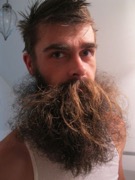 barbu avec un barbe non soignée