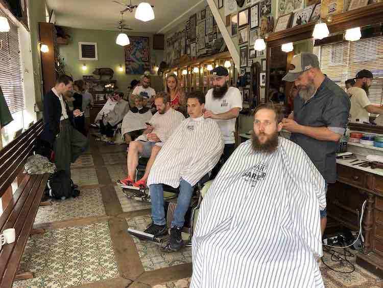 intérieur d'un salon de barbier